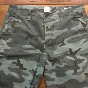 Gap cropped camo chino